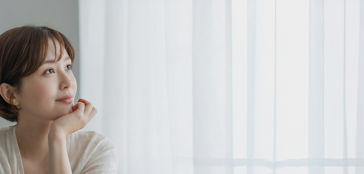 女性が考えているようなイメージ画像