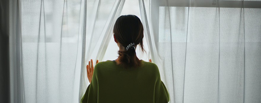 人探し・所在調査をイメージさせるスマホの画像